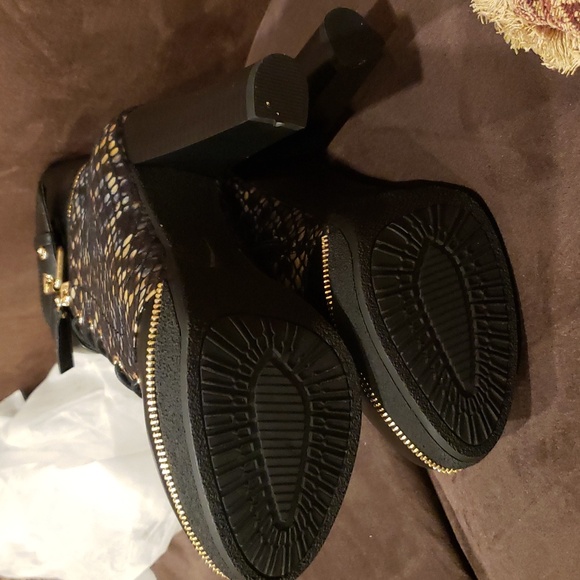 New Italina 4.5 inch black python snake bootie...size 7. - Picture 11 of 13